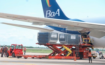 Trabajadores aeroportuarios descargan un avión de la aerolínea estatal BoA. Imagen de archivo. EFE/Juan Carlos Torrejon