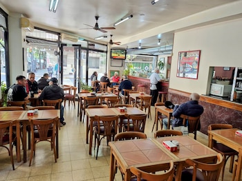 El café lo atienden Carlos