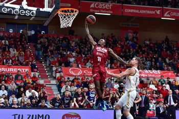 Bandeja de Dylan Ennis ante