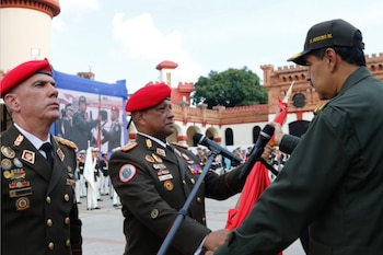Nicolás Maduro con los exdirectores de la DGCIM los mayores generales Iván Rafael Hernández Dala y Javier Marcano Tábata