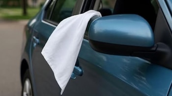 Qué significa que un coche enseñe un pañuelo blanco por la ventana