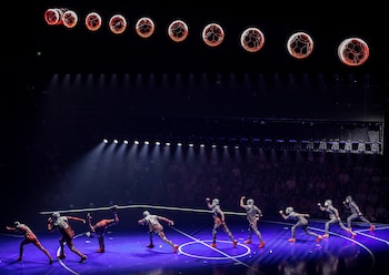 Los artistas del Cirque du Soleil en un cuadro que simboliza la velocidad de Messi. "Muévete más rápido -se arenga al público-. Aún a velocidad máxima Leo parece tener tiempo" (Foto: Nancy Martínez)