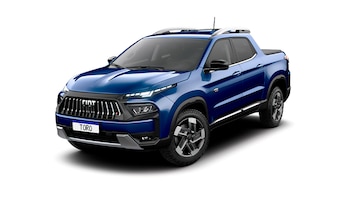 Pickup compacta Fiat Toro 2026 azul oscuro, vista frontal en tres cuartos, con rejilla negra, faros LED y rieles de techo, sobre fondo blanco
