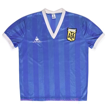 Camiseta de fútbol azul con franjas verticales, cuello en V blanco, puños blancos, logo Le Coq Sportif y escudo de la AFA en el pecho
