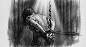 Ilustración en blanco y negro de una mujer de espalda con las manos encadenadas; una cadena vertical cae desde arriba.