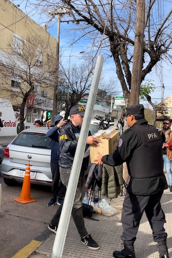 La PFA al llevar cajas