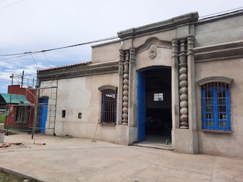 Construyó una réplica de la Casa de Tucumán por amor a su mujer: está menos de dos horas de CABA y esconde una historia fascinante