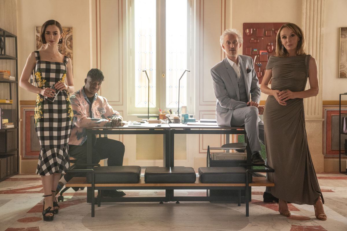 Lily Collins encarna a una Emily más decidida que afronta fracasos laborales y enfrenta desafíos sentimentales tras mudarse a la sucursal romana de Agence Grateau (Netflix)