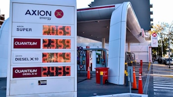 La nafta y el gasoil se estabilizaron 23% por encima de su nivel previo a la guerra en Irán