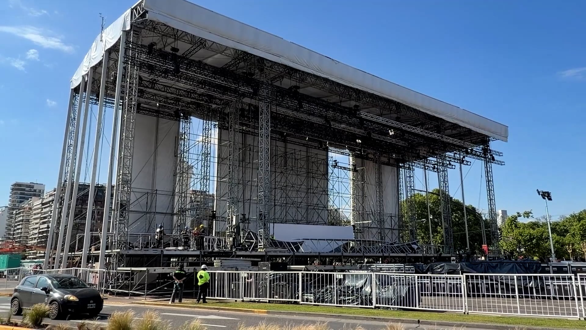 Cuenta regresiva para la llegada del papa León XIV: el escenario para la misa ya se levanta frente al Monumento de los Españoles