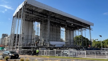 Cuenta regresiva para la llegada del papa León XIV: el escenario para la misa ya se levanta frente al Monumento de los Españoles