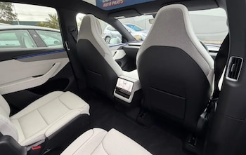 El interior trasero del nuevo Tesla Model YL.