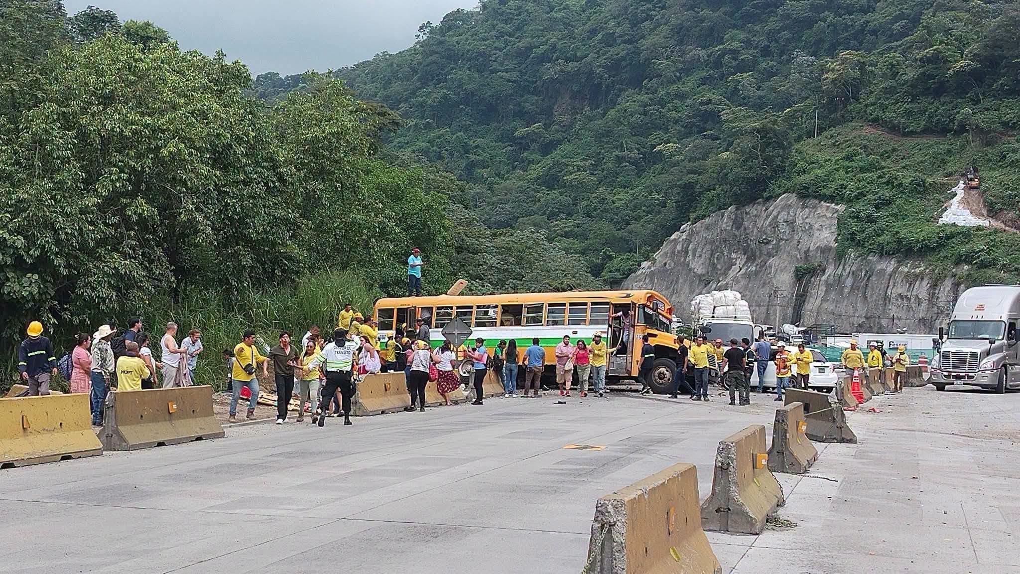 La arteria vial se encuentra completamente paralizada en dirección a Santa Tecla (Cortesía: Info Visión SV).