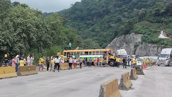 La arteria vial se encuentra completamente paralizada en dirección a Santa Tecla (Cortesía: Info Visión SV).