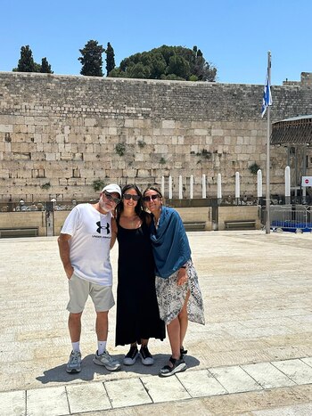 Denise Segalis junto a sus