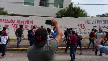 Bombas caseras, piedras y palos: