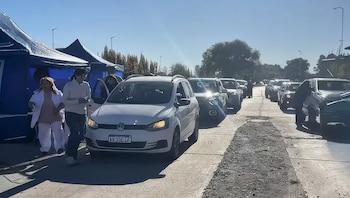 En una acción conjunta sin precedentes, autoridades sanitarias de Neuquén y Río Negro vacunaron a personas a bordo de sus autos, sobre la ruta