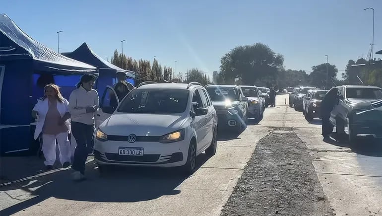 En una acción conjunta sin precedentes, autoridades sanitarias de Neuquén y Río Negro vacunaron a personas a bordo de sus autos, sobre la ruta