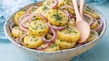 Ensalada de patata y cebolla: una receta refrescante para controlar el azúcar en sangre y fácil de preparar