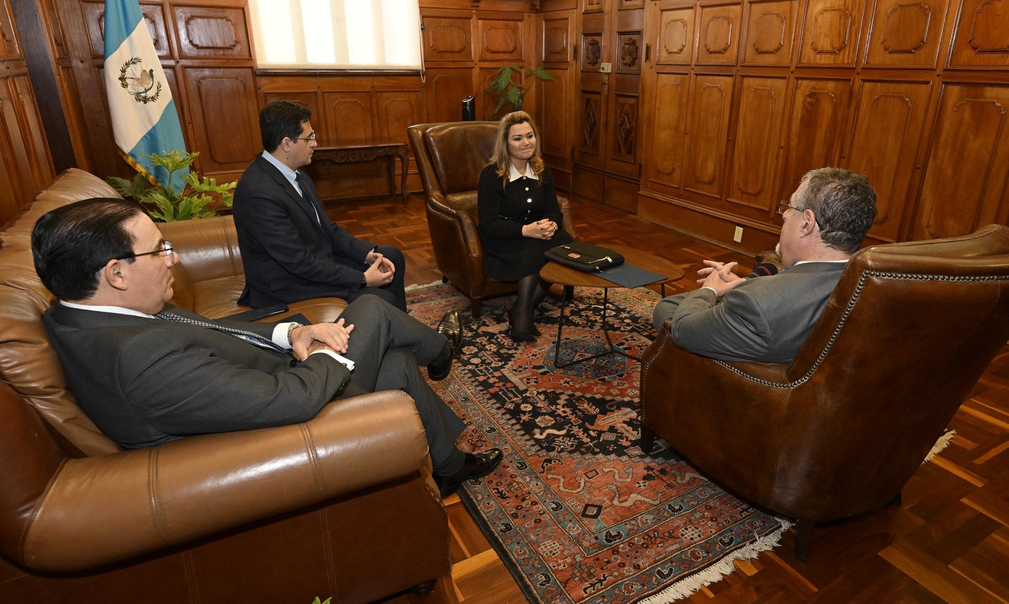 Las entrevistas privadas con los seis aspirantes a Fiscal General de Guatemala iniciaron en el Palacio Nacional de la Cultura bajo la supervisión del presidente Bernardo Arévalo. (Cortesía: Bernardo Arévalo)