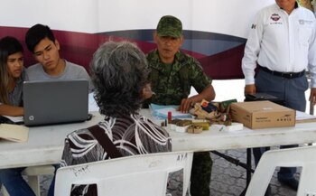 La mujer mayor quiso entregar