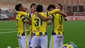 Un rondo de agradecimiento de FC Cajamarca por los primeros goles anotados contra Juan Pablo II College. - Crédito: Liga 1