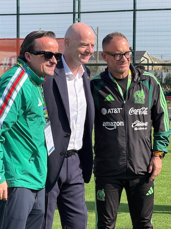 Gianni Infantino coincidió con Mikel Arriola y Andrés Lillini en Bakú en el marco de la Copa Mundial y Festival Sub-15. (Foto: Selecciones menores)
