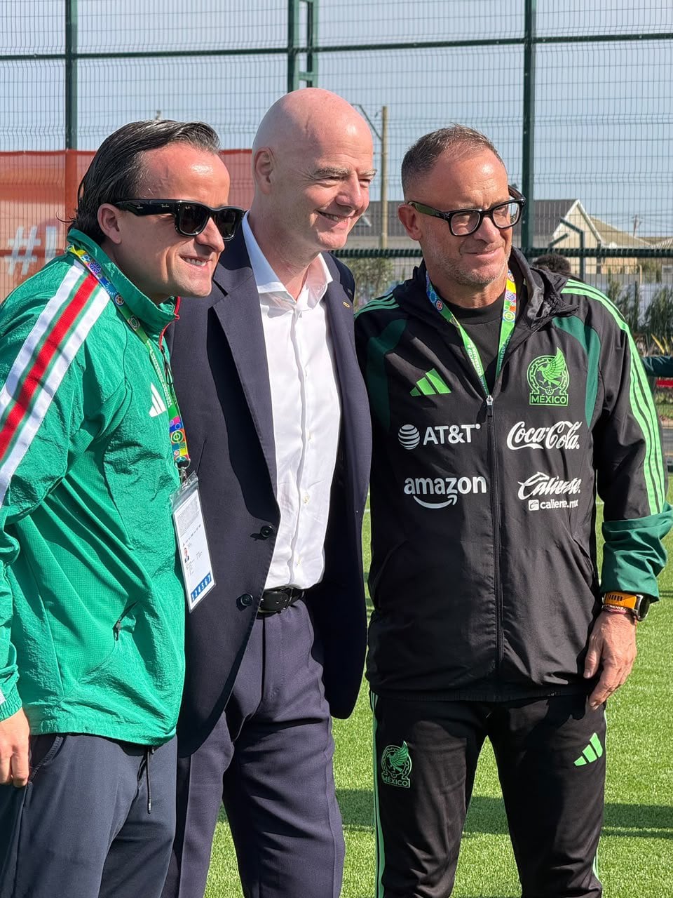 Gianni Infantino coincidió con Mikel Arriola y Andrés Lillini en Bakú en el marco de la Copa Mundial y Festival Sub-15. (Foto: Selecciones menores)