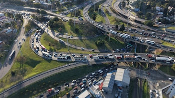 Caos de tránsito en el ingreso a CABA: largas filas de autos parados y demoras por arreglos en la Autopista Lugones