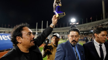 Entre lagrimas y emoción: Hugo Sánchez vuelve a cantar un Goya en el Estadio Olímpico