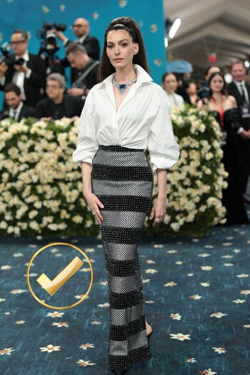 Anne Hathaway combinó una blusa