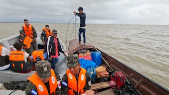 Fuerza Naval rescata a 15 personas tras quedar a la deriva en la laguna de Caratasca, Honduras