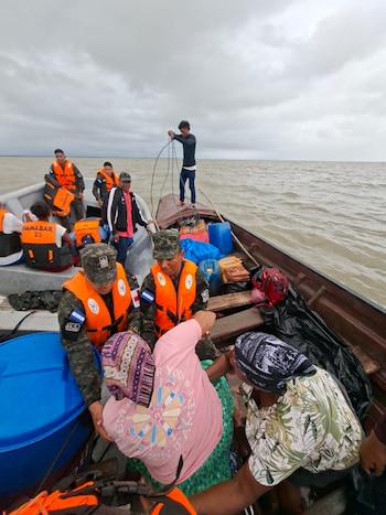 La lancha Seis Hermanas, con 15 pasajeros, fue localizada en la laguna de Caratasca y sus ocupantes fueron trasladados a salvo hasta Ují.