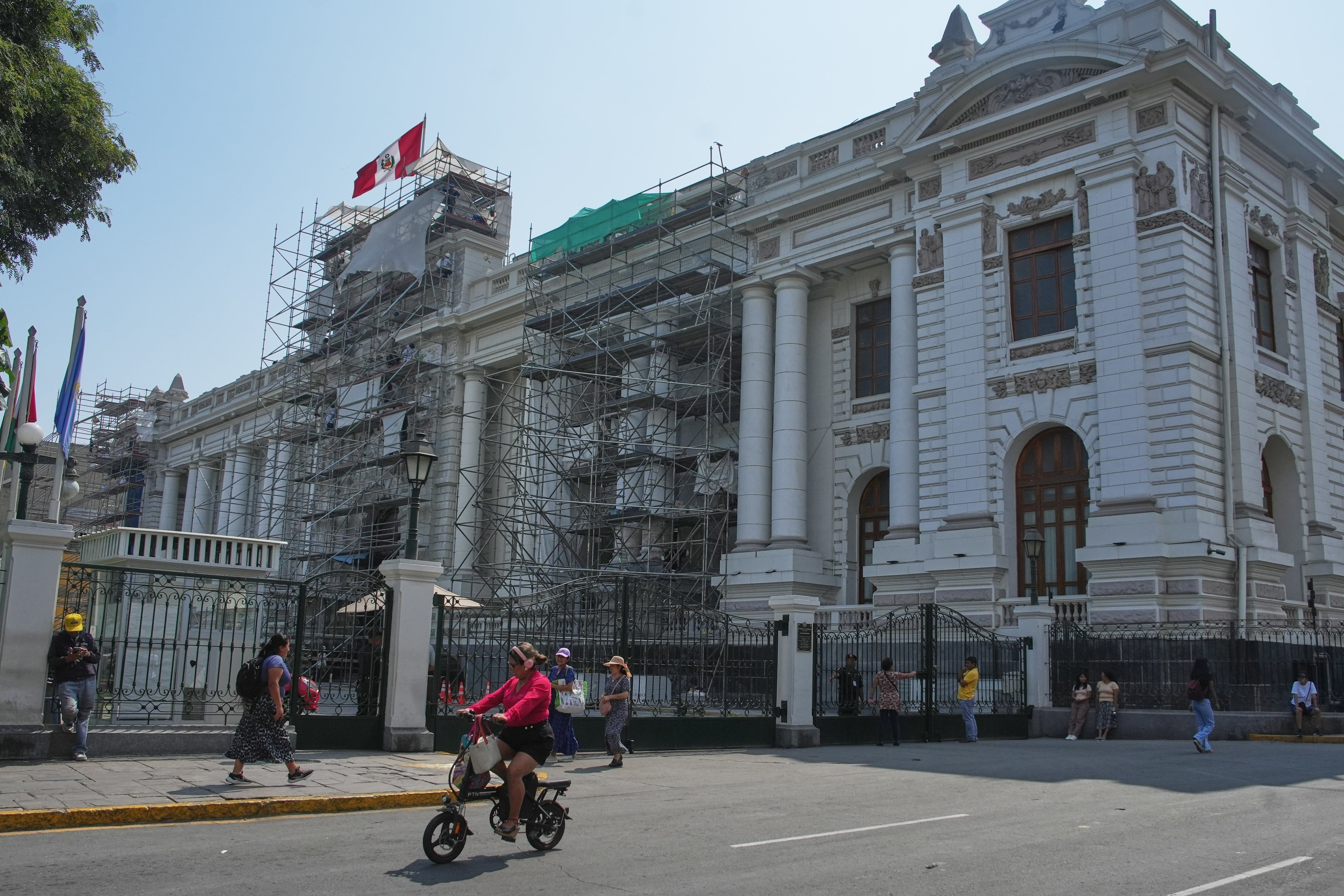 Julio Velarde expuso ante el Senado las perspectivas económicas del país y las prioridades de la política monetaria para los próximos cinco años. (AP Foto/Guadalupe Pardo)