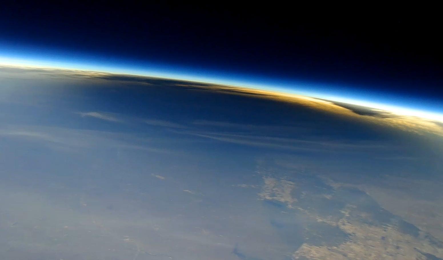 La sombra de la Luna sobre la Tierra durante el eclipse solar total del 8 de abril de 2024, visto desde unos 27.000 metros de altura por una cámara montada en un globo científico (NASA)