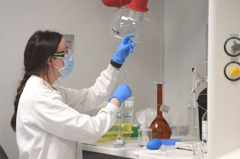 AstraZeneca sostuvo estar "trabajando para acelerar la revisión del evento único para minimizar cualquier impacto potencial en el cronograma del ensayo" (Efe)