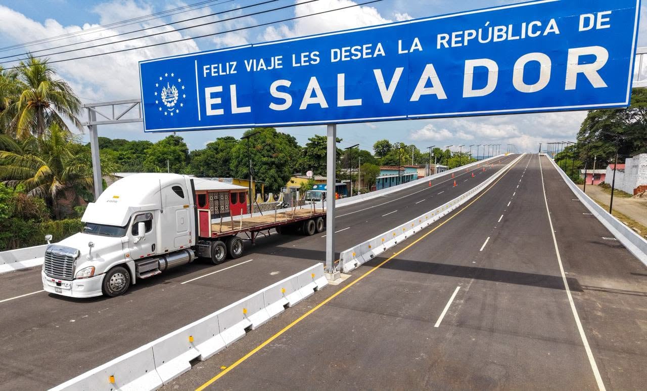 Las obras viales en la calle El Coco en Chalchuapa proyectan la apertura de un nuevo punto fronterizo con Guatemala. (Secretaría de Prensa de El Salvador)