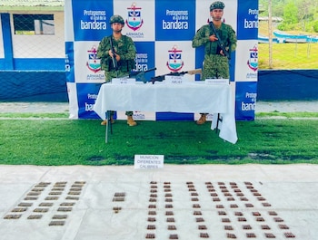 El operativo permitió el hallazgo de cuatro fusiles, un revólver, una pistola y más de dos mil cartuchos de varios calibres - crédito prensa Armada de Colombia