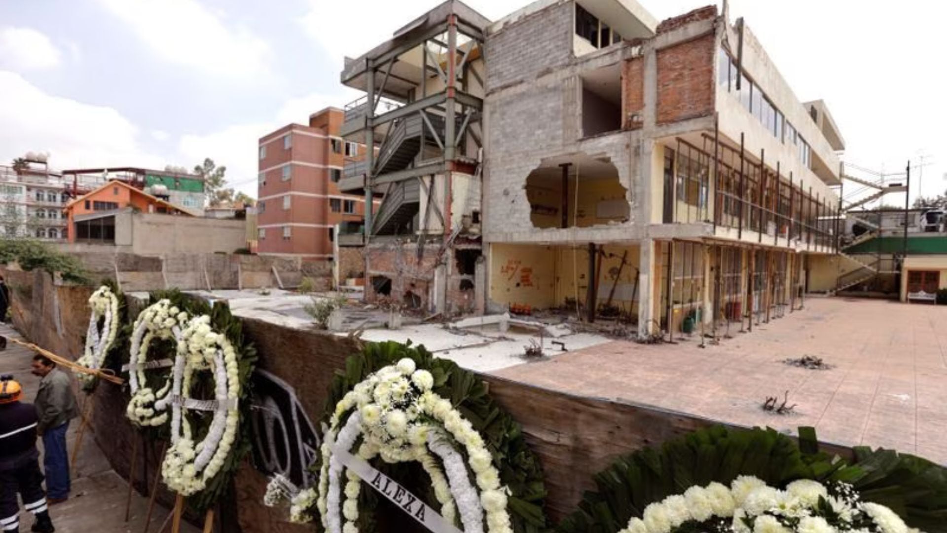 Ofrendas florales se ven en la escuela Enrique Rébsamen por el aniversario del terremoto de 2017 en Ciudad de México. 19 de septiembre de 2019. REUTERS/Luis Cortes