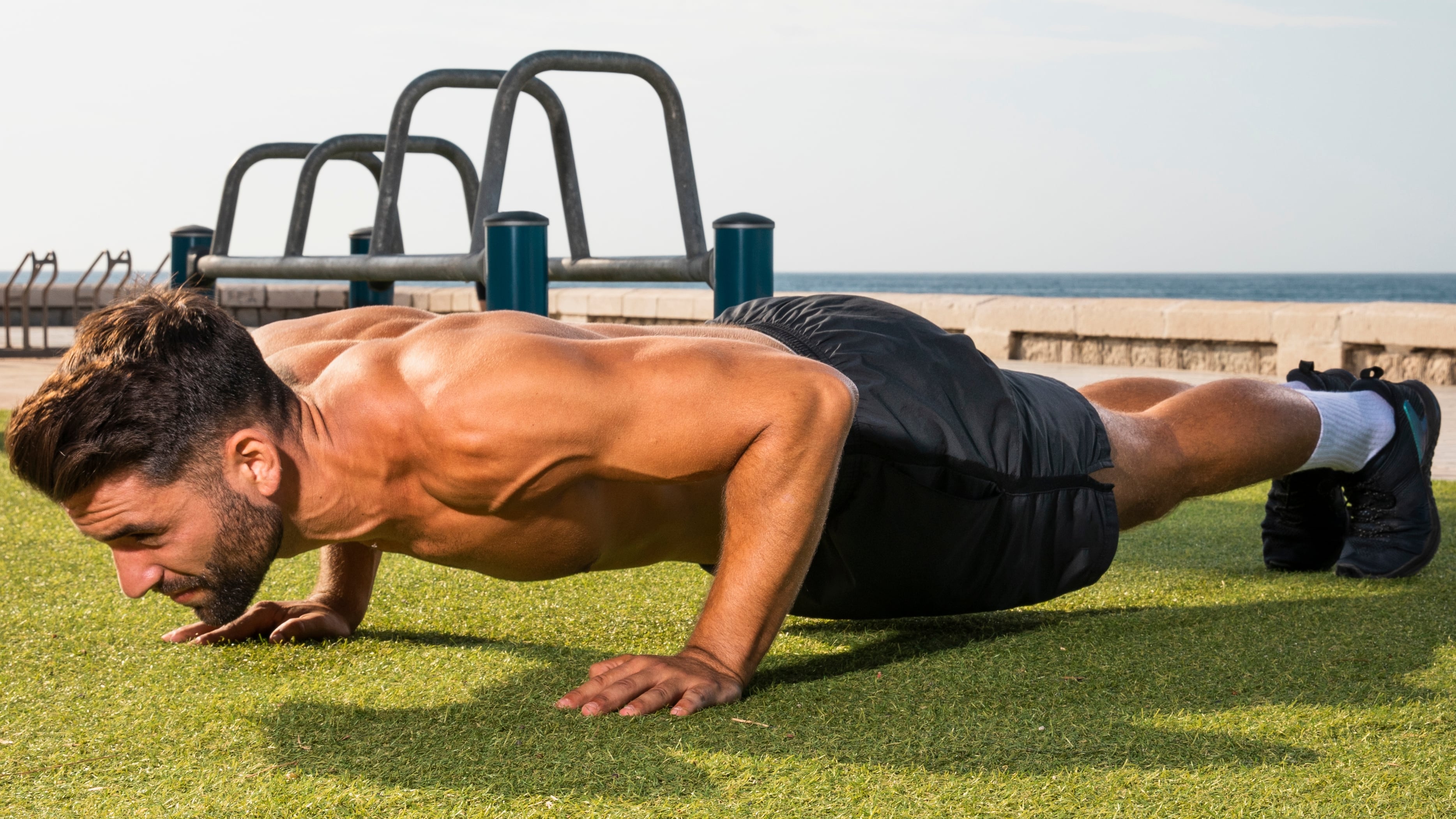 Comenzar la mañana con flexiones fortalece el tren superior, estimula la circulación sanguínea y libera endorfinas, proporcionando beneficios físicos y emocionales inmediatos que ayudan a encarar la jornada con vitalidad y entusiasmo renovados (Freepik)