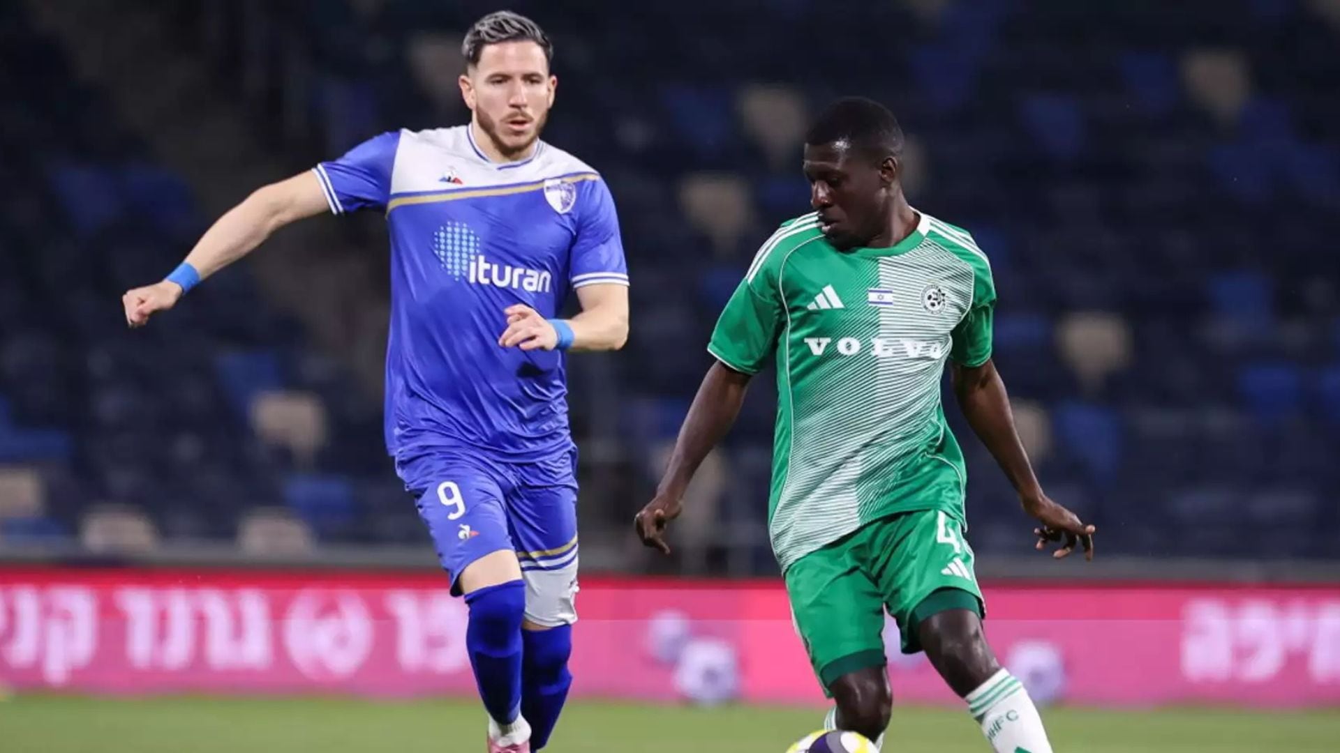 Adrián Ugarriza enfrentándose a Maccabi Haifa. - Crédito: Difusión