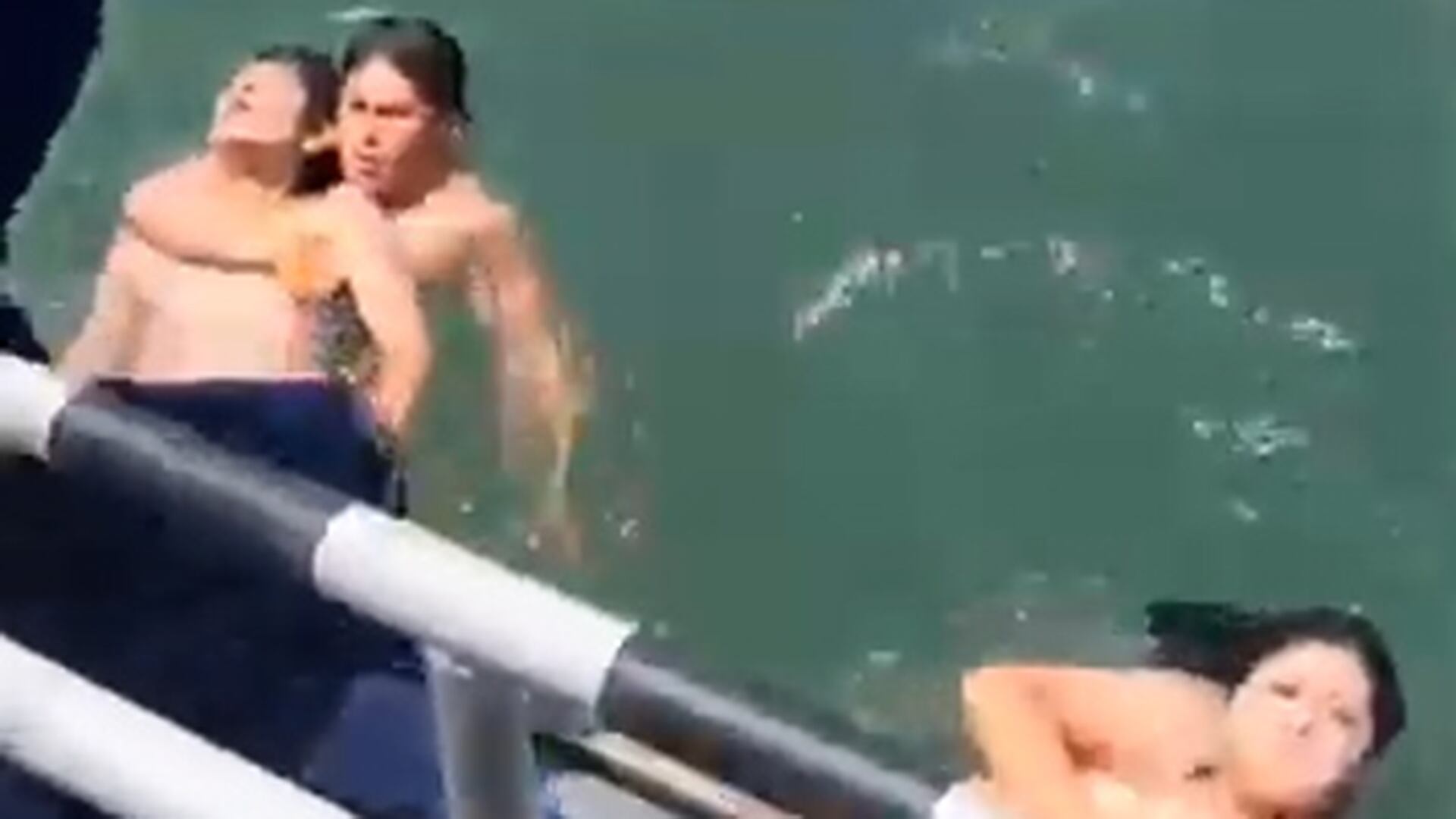 La playa Cuatro Esquinas, conocida por sus peligrosas corrientes y bandera roja, fue escenario del incidente con cinco bañistas