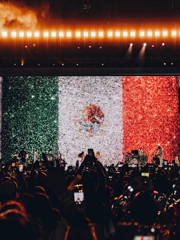 Shakira refuerza su lazo con