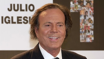 El fiscal impide que Julio Iglesias acceda a la denuncia en su contra por agresión sexual porque no se le consideró “ni siquiera sospechoso”