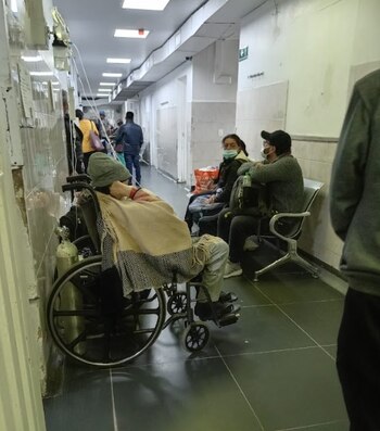 Pacientes deben esperar en los