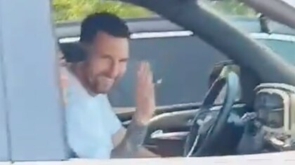 El video de la lección de Lionel Messi a un grupo de niños desde la ventanilla de su auto: “Así aprendemos más”