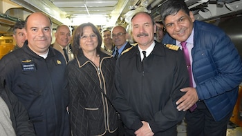 A la izquierda de la imagen, el comandante del ARA San Juan, Pedro Martín Fernández; vestido de uniforme, el entonces comandante de la Fuerza de Submarinos, Claudio Villamide -hoy acusado-, durante la navegación de protocolo en Ushuaia