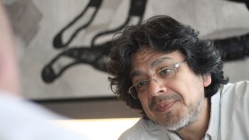 Con ironía brillante y saber