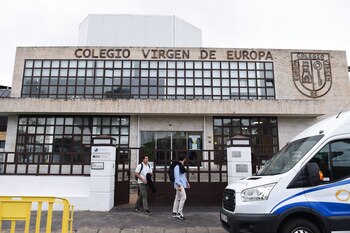 Dos personas pasan por la