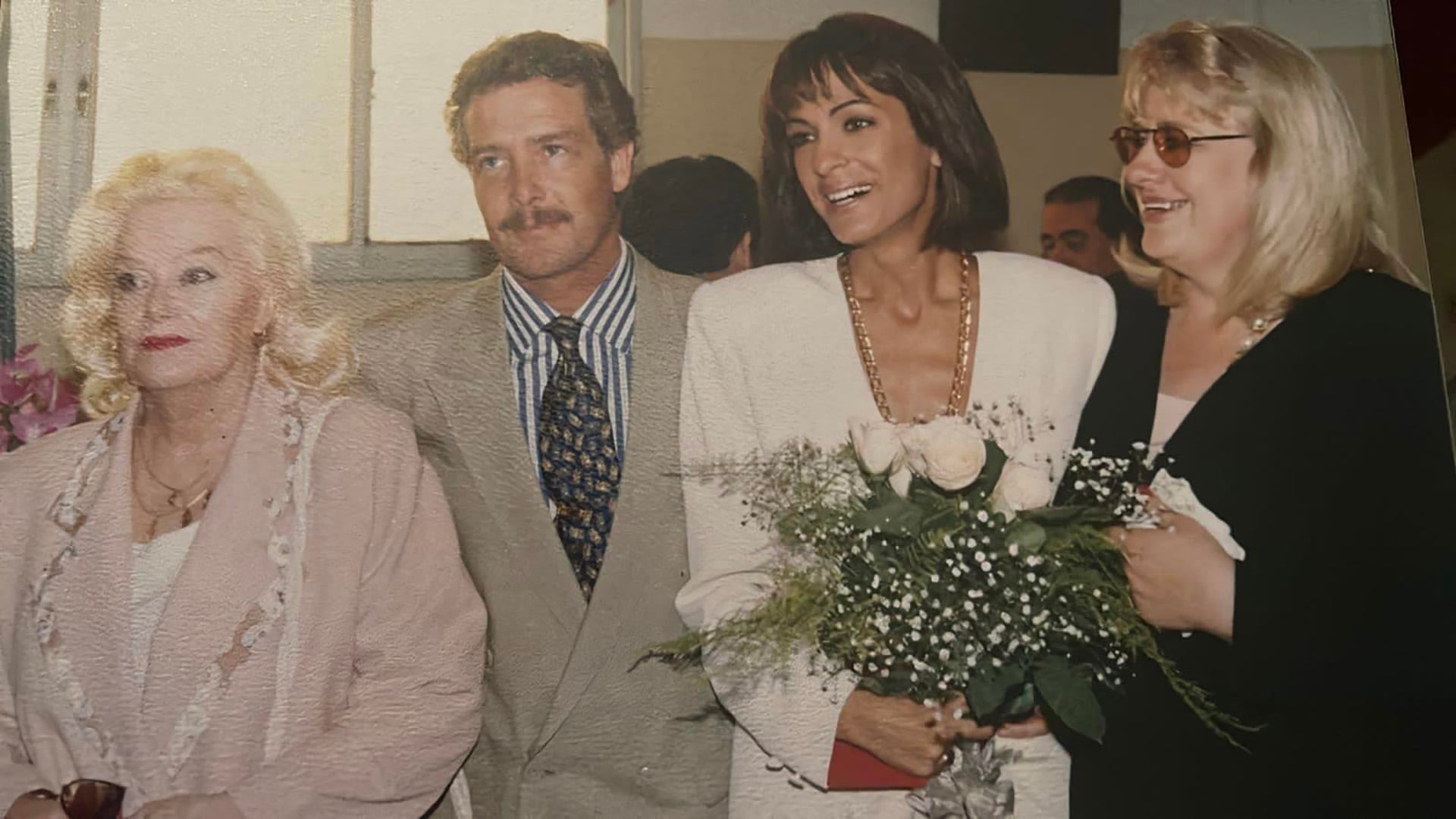Daniela Cardone y Rolando Pisanú junto a sus respectivas madres el día de su boda, el 28 de octubre de 1993